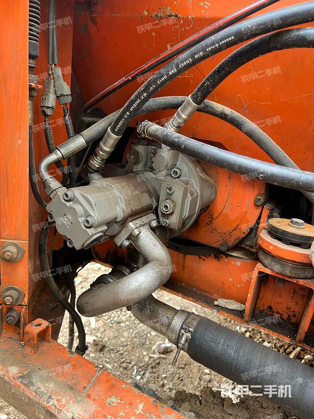 液压泵舱室正面整体（整机外观）