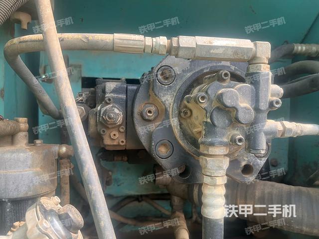 液壓泵艙室正面整體(整機外觀) 液壓泵艙室正面整體(整機外觀)