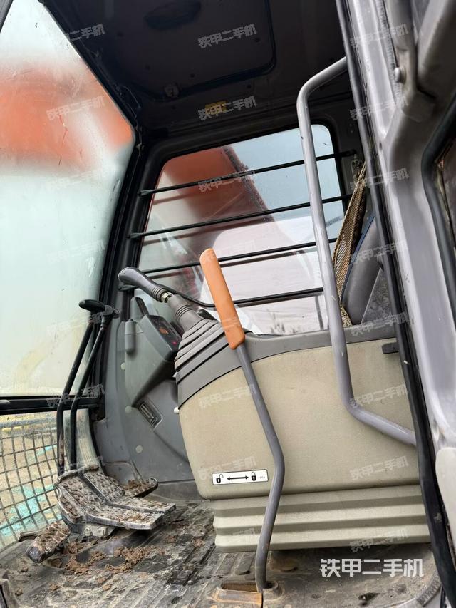 駕駛室整體(整機(jī)外觀) 駕駛室整體(整機(jī)外觀)