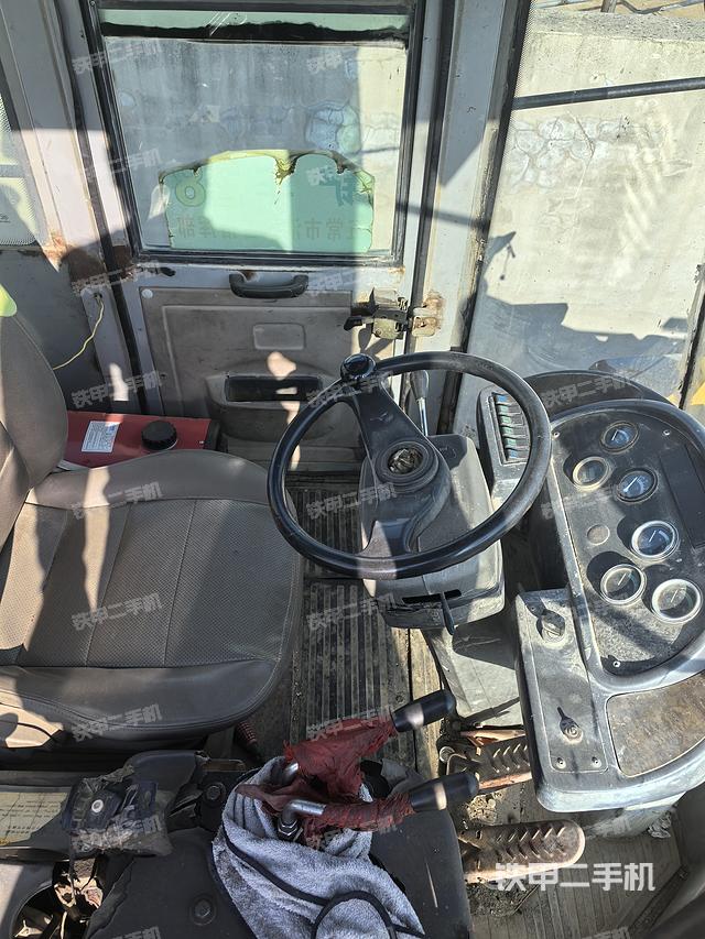 駕駛室工作臺(整機(jī)外觀及大件) 駕駛室工作臺(整機(jī)外觀及大件)