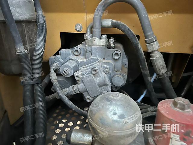 液壓泵艙室正面整體(整機(jī)外觀) 液壓泵艙室正面整體(整機(jī)外觀)