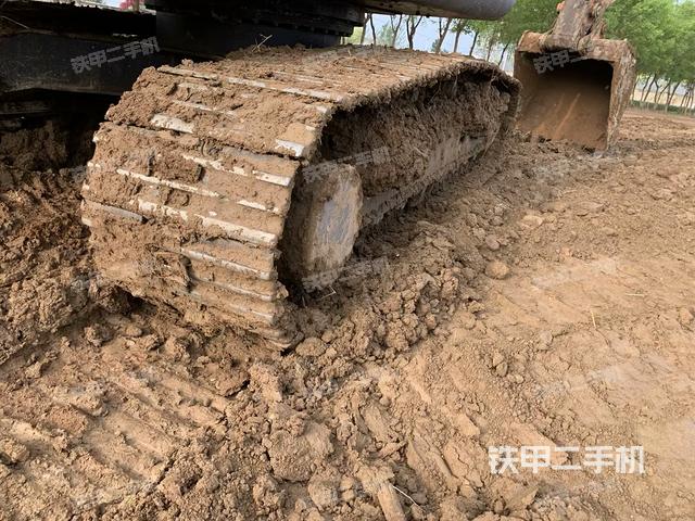 單側(cè)履帶整體(整機(jī)外觀) 單側(cè)履帶整體(整機(jī)外觀)