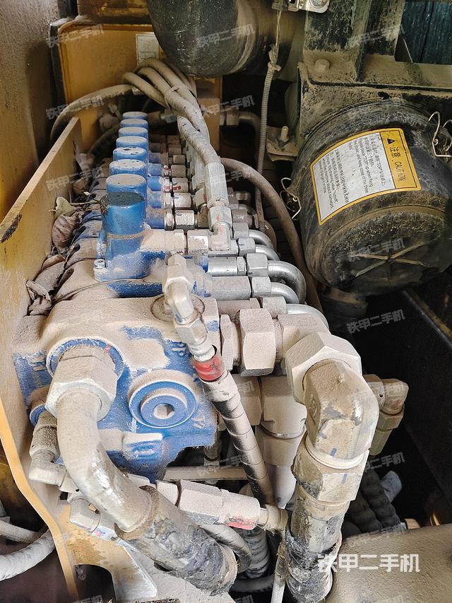 回转马达和主控阀（整机外观）