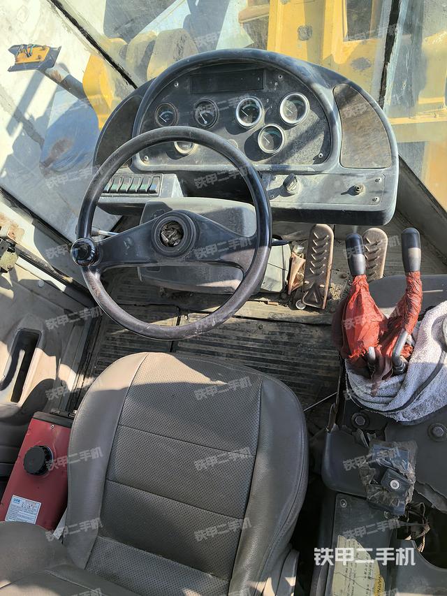 駕駛室操作臺(整機(jī)外觀及大件) 駕駛室操作臺(整機(jī)外觀及大件)