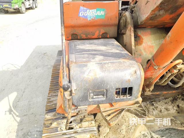 大臂根部?斜視(工作和回轉(zhuǎn)裝置) 大臂根部?斜視(工作和回轉(zhuǎn)裝置)