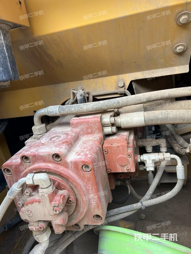 液压泵舱室正面整体（整机外观）