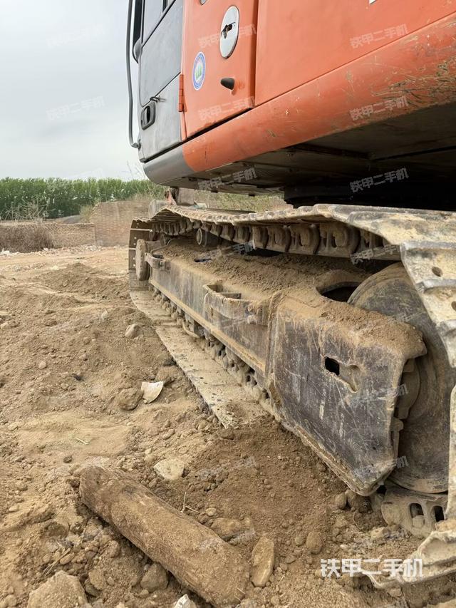 單側(cè)履帶整體(整機(jī)外觀) 單側(cè)履帶整體(整機(jī)外觀)