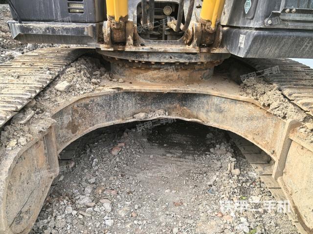 轉(zhuǎn)盤(pán)和下車(chē)架正前(工作和回轉(zhuǎn)裝置) 轉(zhuǎn)盤(pán)和下車(chē)架正前(工作和回轉(zhuǎn)裝置)