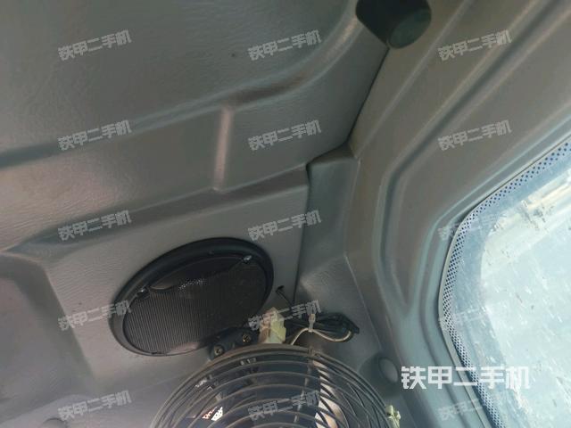 行走控制手柄和踏板?俯拍(駕駛室部分) 行走控制手柄和踏板?俯拍(駕駛室部分)