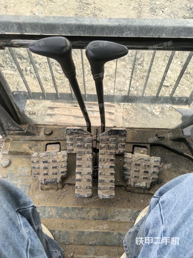 行走控制手柄和踏板?俯拍(駕駛室部分) 行走控制手柄和踏板?俯拍(駕駛室部分)