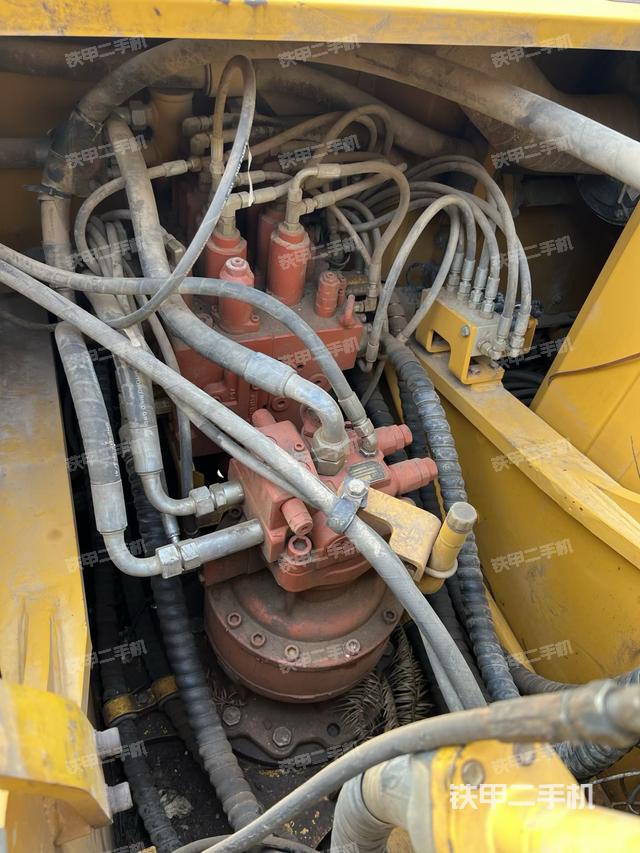 回转马达和主控阀（整机外观）