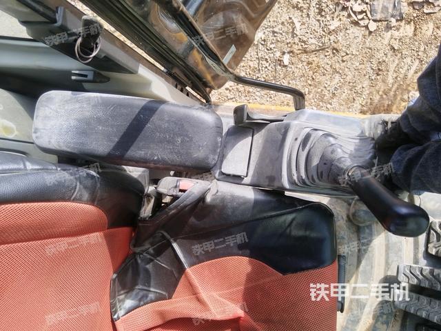 座椅右側控制臺/鑰匙門/油門/含右手柄(駕駛室部分) 座椅右側控制臺/鑰匙門/油門/含右手柄(駕駛室部分)