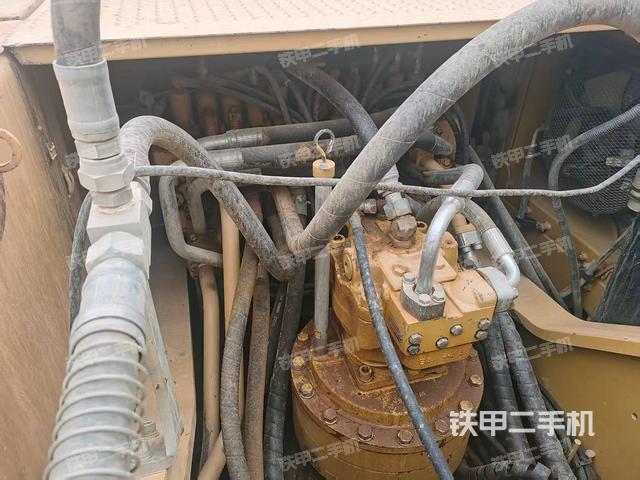 回轉馬達和主控閥(整機外觀) 回轉馬達和主控閥(整機外觀)
