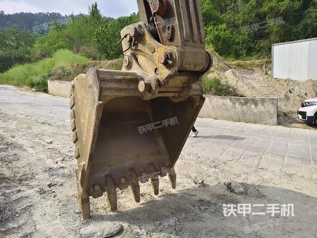 鏟斗右后整體(工作和回轉(zhuǎn)裝置) 鏟斗右后整體(工作和回轉(zhuǎn)裝置)