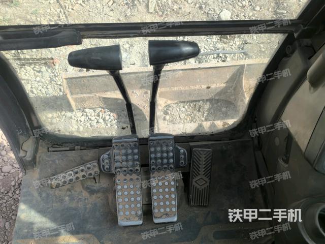 行走控制手柄和踏板?俯拍（駕駛室部分）