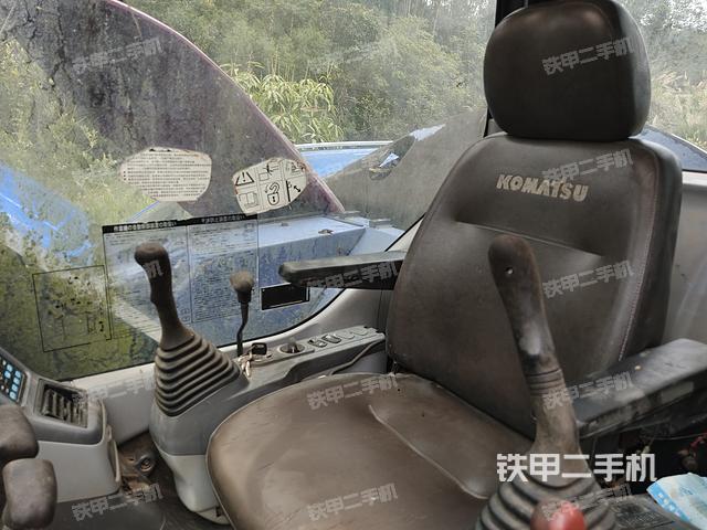 駕駛室整體(整機(jī)外觀) 駕駛室整體(整機(jī)外觀)