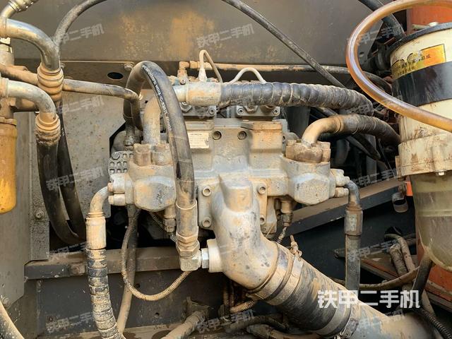 液壓泵艙室正面整體(整機(jī)外觀) 液壓泵艙室正面整體(整機(jī)外觀)