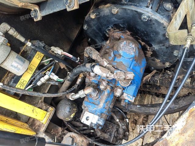 液壓泵艙室正面整體（整機外觀）