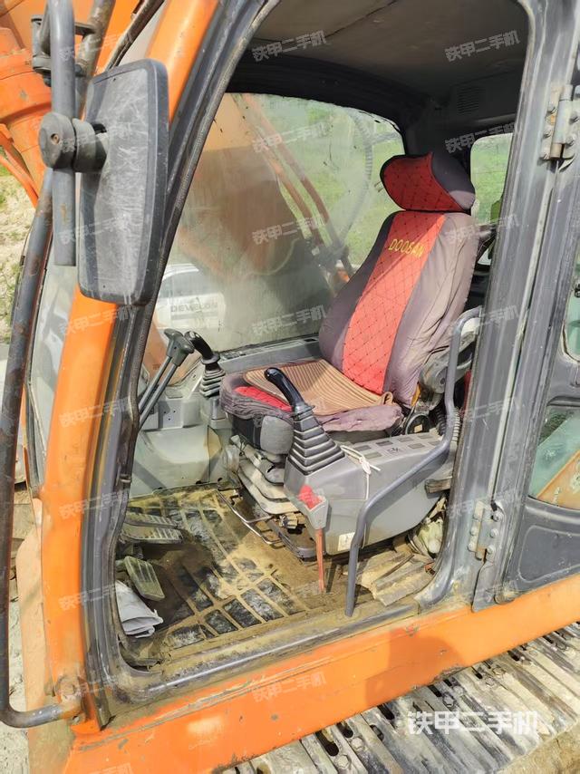 座椅左側(cè)控制臺(tái)/音響/含左手柄(駕駛室部分) 座椅左側(cè)控制臺(tái)/音響/含左手柄(駕駛室部分)