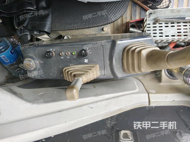 座椅右側(cè)控制臺/鑰匙門/油門/含右手柄(駕駛室部分) 座椅右側(cè)控制臺/鑰匙門/油門/含右手柄(駕駛室部分)