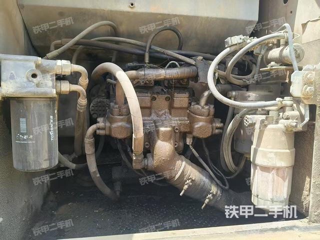 液压泵舱室正面整体（整机外观）