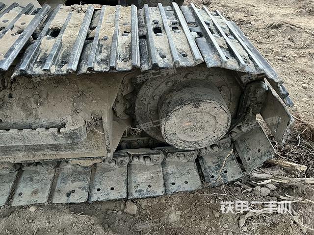 單側(cè)履帶整體(整機(jī)外觀) 單側(cè)履帶整體(整機(jī)外觀)