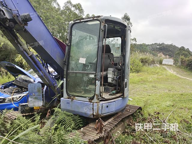 駕駛室頂部(整機(jī)外觀) 駕駛室頂部(整機(jī)外觀)