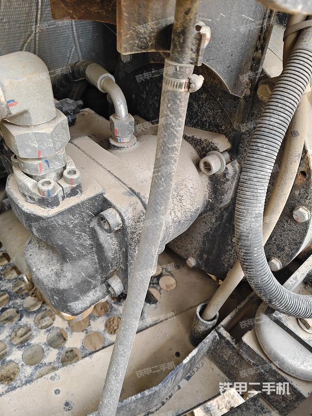 液压泵舱室正面整体（整机外观）