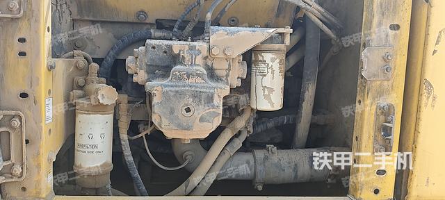 液压泵舱室正面整体（整机外观）