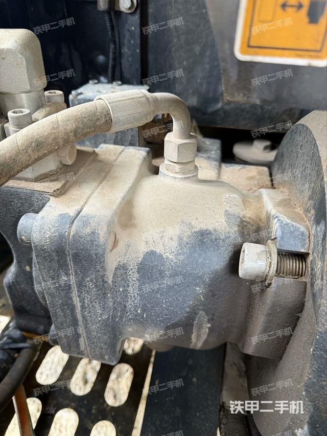 液壓泵艙室正面整體（整機外觀）