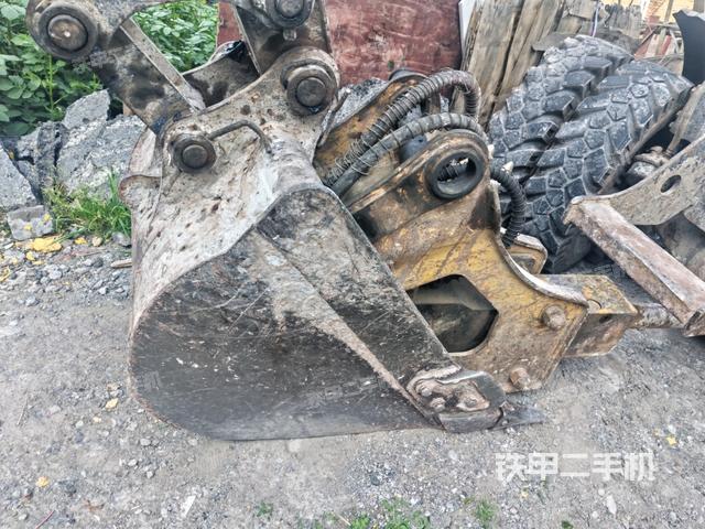 小臂整體左后(工作和回轉(zhuǎn)裝置) 小臂整體左后(工作和回轉(zhuǎn)裝置)