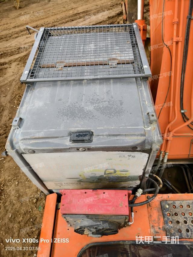駕駛室頂部(整機(jī)外觀) 駕駛室頂部(整機(jī)外觀)