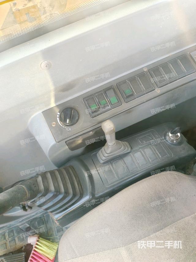 座椅右側(cè)控制臺(tái)/鑰匙門(mén)/油門(mén)/含右手柄（駕駛室部分）