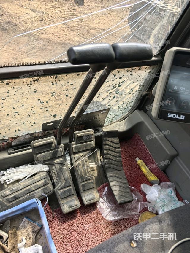 行走控制手柄和踏板?俯拍（駕駛室部分）