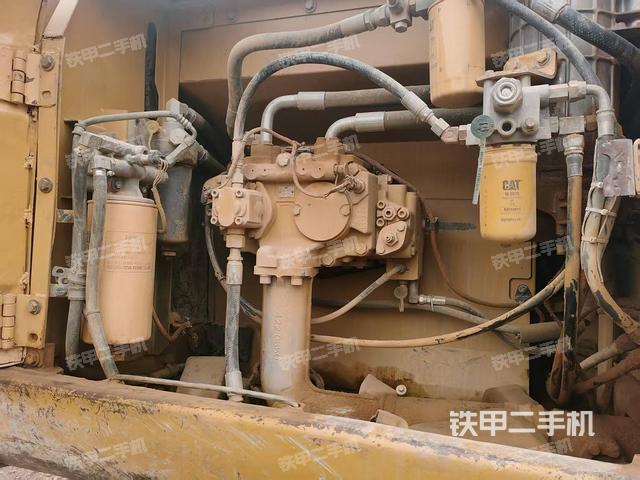 液壓泵艙室正面整體(整機外觀) 液壓泵艙室正面整體(整機外觀)