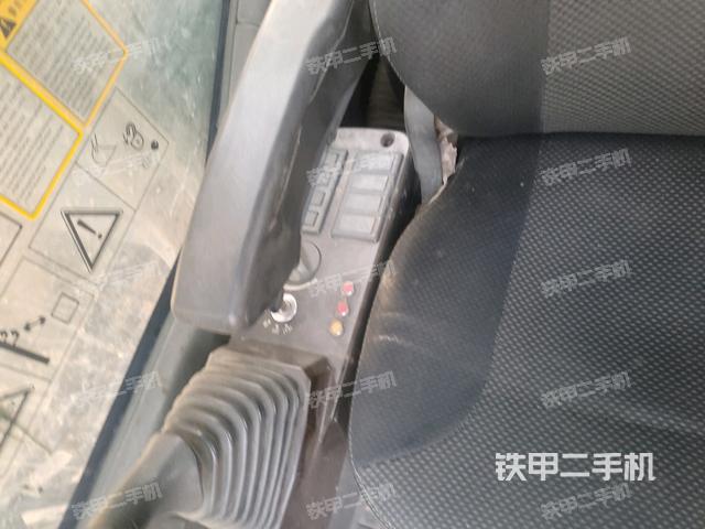 座椅右側(cè)控制臺(tái)/鑰匙門(mén)/油門(mén)/含右手柄(駕駛室部分) 座椅右側(cè)控制臺(tái)/鑰匙門(mén)/油門(mén)/含右手柄(駕駛室部分)