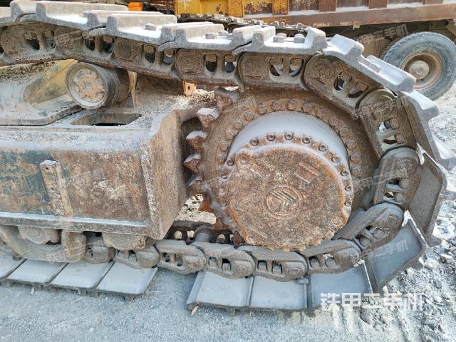 左驅(qū)動輪（行走機構(gòu)）