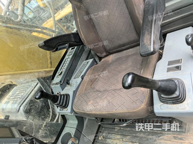 行走控制手柄和踏板?俯拍（駕駛室部分）