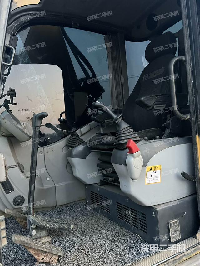 駕駛室頂部(整機(jī)外觀) 駕駛室頂部(整機(jī)外觀)