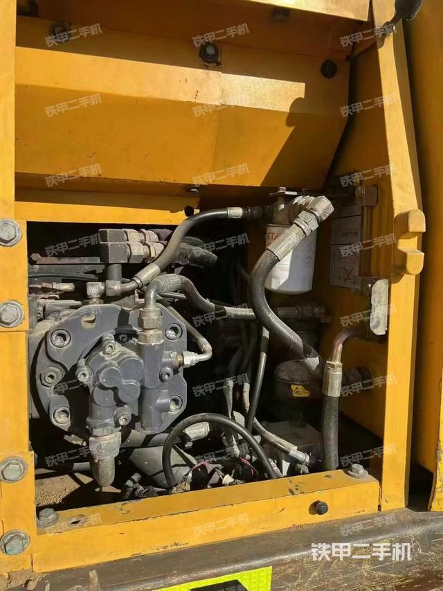 液壓泵艙室正面整體(整機(jī)外觀) 液壓泵艙室正面整體(整機(jī)外觀)