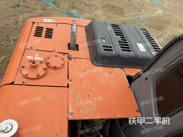 駕駛室頂部(整機(jī)外觀) 駕駛室頂部(整機(jī)外觀)