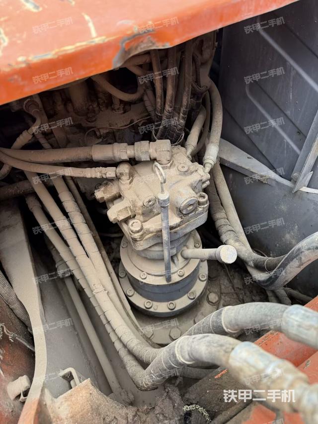 回轉(zhuǎn)馬達(dá)和主控閥(整機(jī)外觀) 回轉(zhuǎn)馬達(dá)和主控閥(整機(jī)外觀)