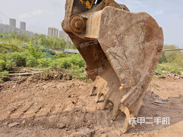 鏟斗右后整體(工作和回轉(zhuǎn)裝置) 鏟斗右后整體(工作和回轉(zhuǎn)裝置)