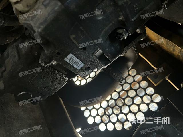 液壓泵艙室正面整體（整機外觀）