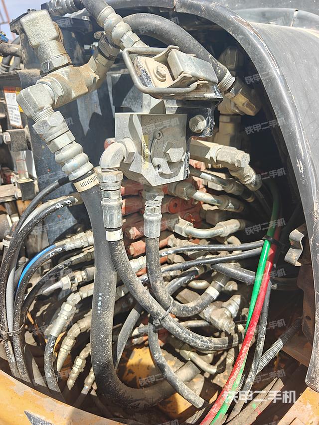 回轉(zhuǎn)馬達(dá)和主控閥（整機(jī)外觀）