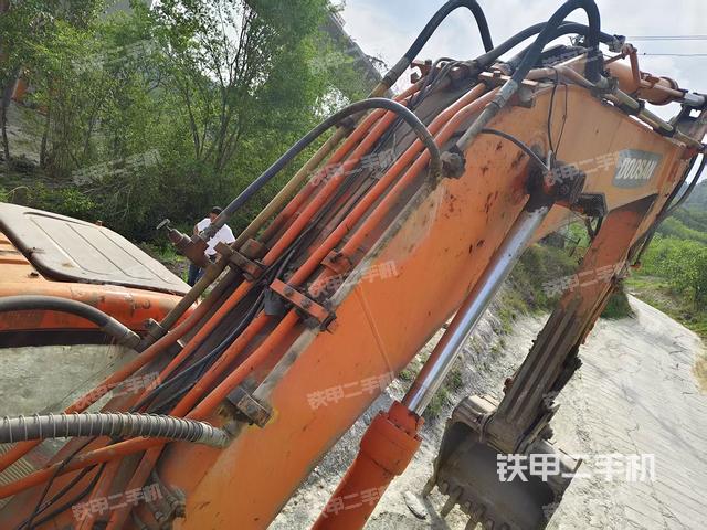 大臂背部俯視(工作和回轉(zhuǎn)裝置) 大臂背部俯視(工作和回轉(zhuǎn)裝置)