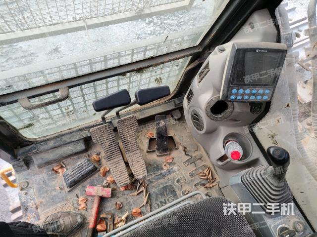 行走控制手柄和踏板?俯拍（駕駛室部分）