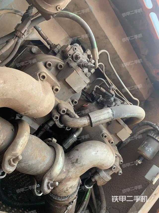 液壓泵艙室正面整體(整機(jī)外觀) 液壓泵艙室正面整體(整機(jī)外觀)