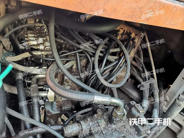 回转马达和主控阀（整机外观）