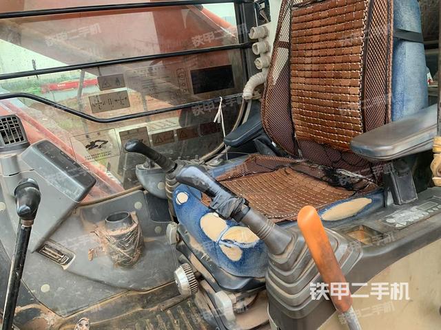 駕駛室整體(整機(jī)外觀) 駕駛室整體(整機(jī)外觀)